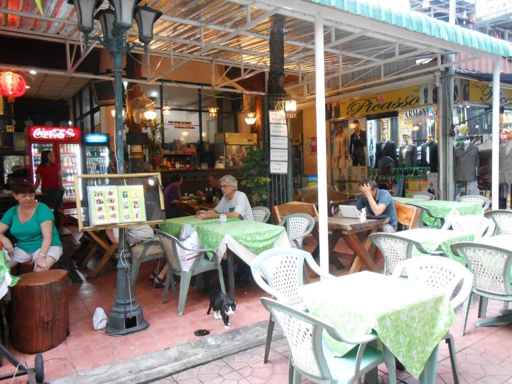 Four Sons Village Bangkok Exteriör bild
